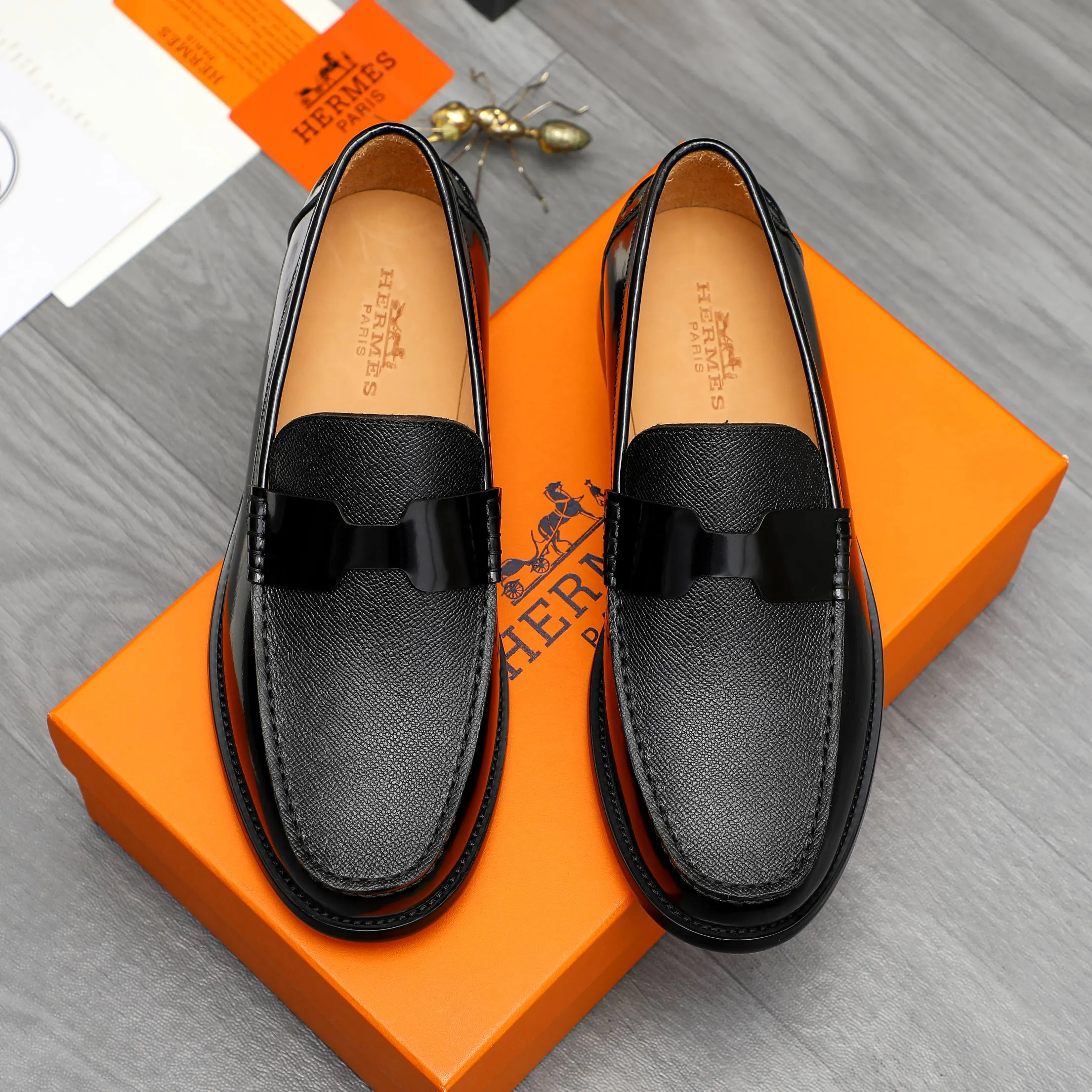 Men's shoes 💰p540 Product trademark: HERMES "Hermès" business slip-on leather shoes. Regular size: 38-46 (38.45.46 is custom-made and non-returnable) Product material: Selected pebbled cowhide stitched with pearlescent cowhide upper, cowhide lining, original rubber outsole